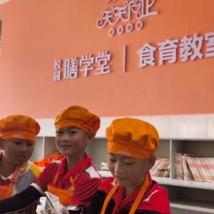 解锁秋日限定！古镇一小同学体验云南民族特色：泡鲁达