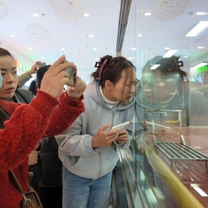 探厂直击！鸣泉小学家委走进天天向上中央厨房，解锁孩子在校用餐安心密码